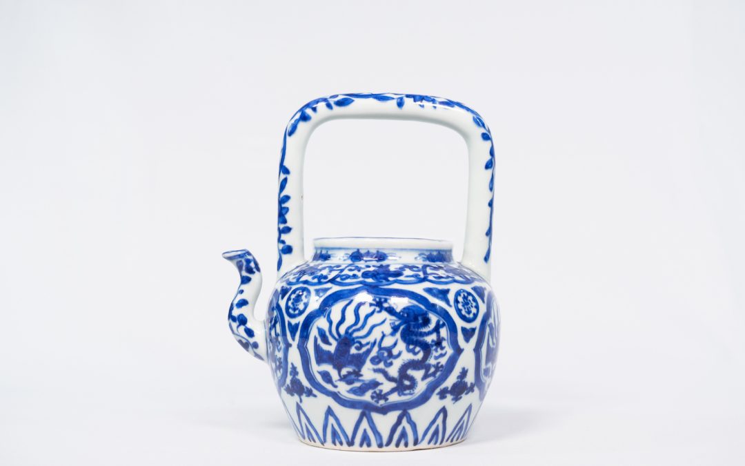 BLUE AND WHITE BLOOMING DRAGON AND PHOENIX PATTERN POT WITH BEAM “DA MING WANLI YEAR SYSTEM”